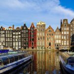 Nederlandse stad met op de voorgrond een telefoon die een netnummer toont