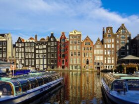 Nederlandse stad met op de voorgrond een telefoon die een netnummer toont