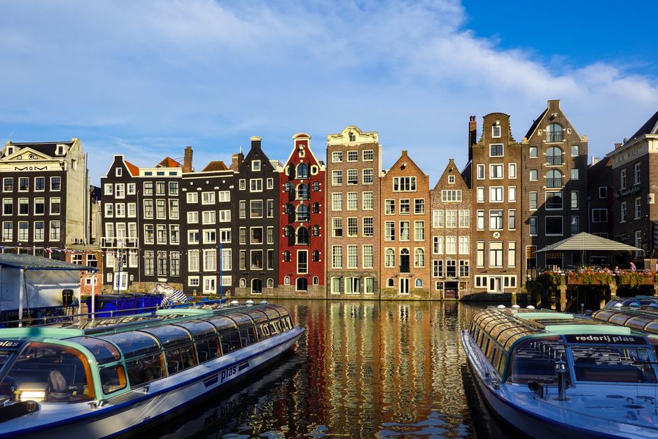 Nederlandse stad met op de voorgrond een telefoon die een netnummer toont