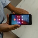 Smartphone met een inkomende oproep van een onbekend nummer