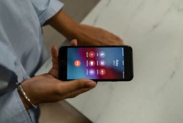 Smartphone met een inkomende oproep van een onbekend nummer