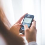 Iemand stuurt een bericht op een smartphone