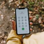 Smartphone met een inkomende internationale oproep en onbekende landcode