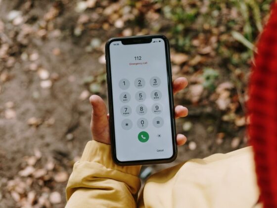Smartphone met een inkomende internationale oproep en onbekende landcode