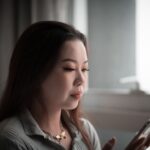 Iemand gebruikt WhatsApp op een smartphone