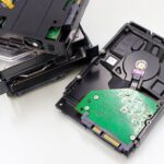 Opslagschijven met data die van megabytes naar gigabytes wordt omgerekend