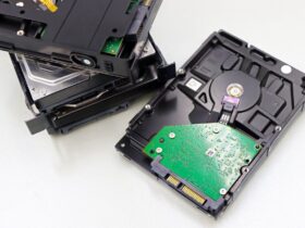 Opslagschijven met data die van megabytes naar gigabytes wordt omgerekend