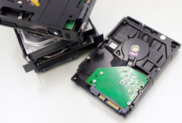 Opslagschijven met data die van megabytes naar gigabytes wordt omgerekend