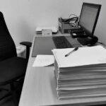 Meerdere documenten die worden samengevoegd tot één PDF op een laptop