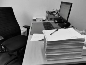Meerdere documenten die worden samengevoegd tot één PDF op een laptop