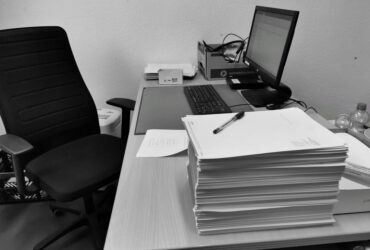 Meerdere documenten die worden samengevoegd tot één PDF op een laptop
