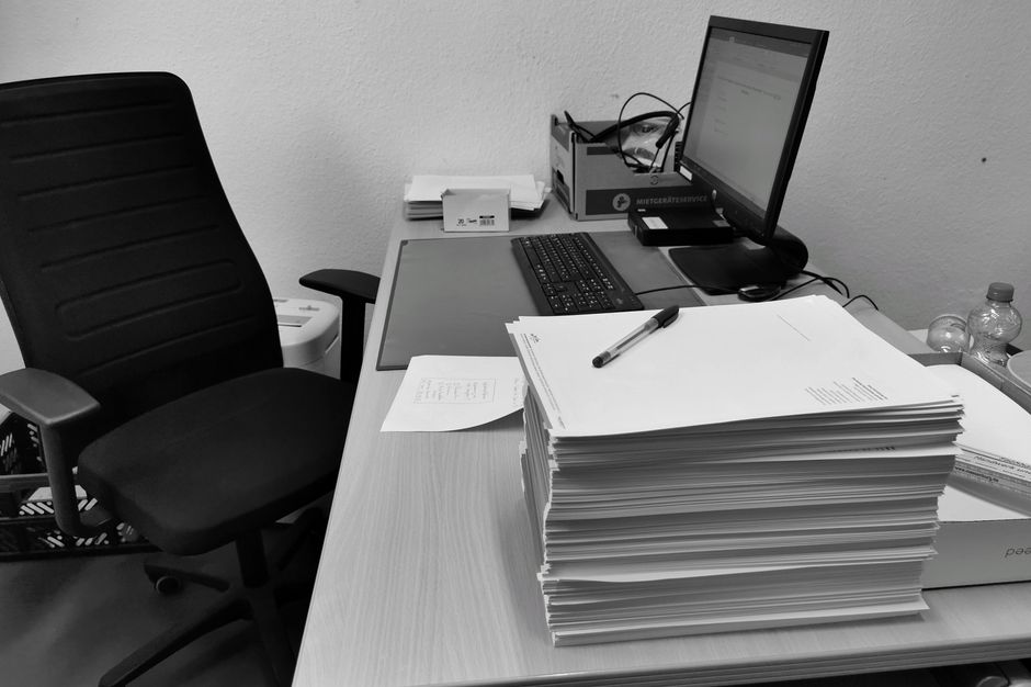 Meerdere documenten die worden samengevoegd tot één PDF op een laptop