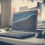 Handen op een laptoptoetsenbord die een screenshot maken in Windows