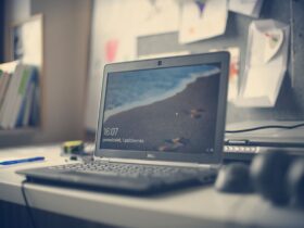 Handen op een laptoptoetsenbord die een screenshot maken in Windows