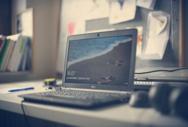 Handen op een laptoptoetsenbord die een screenshot maken in Windows