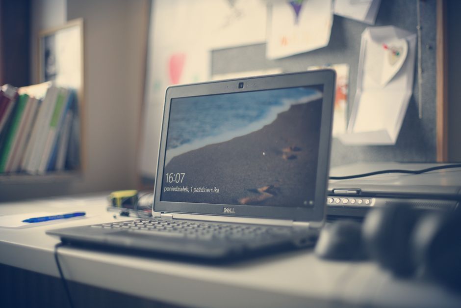 Handen op een laptoptoetsenbord die een screenshot maken in Windows
