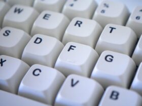 Toetsenbord waarop iemand een letter met trema typt