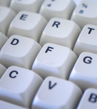Toetsenbord waarop iemand een letter met trema typt