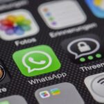Smartphone met WhatsApp-profiel en privacy-instellingen voor de profielfoto