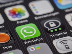 Smartphone met WhatsApp-profiel en privacy-instellingen voor de profielfoto