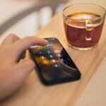 Smartphone met inlogscherm voor tweestapsverificatie