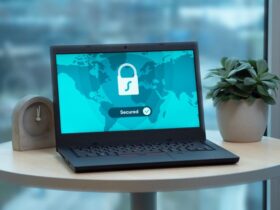 Laptop met e-mail inbox en slotje symbool voor privacy en beveiliging