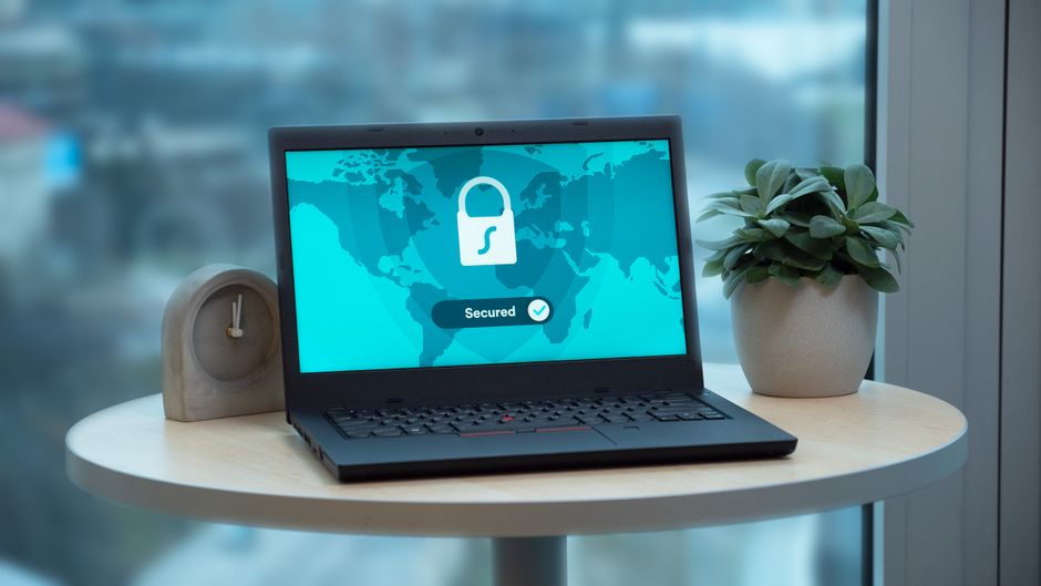 Laptop met e-mail inbox en slotje symbool voor privacy en beveiliging