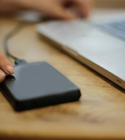 Smartphone met WhatsApp-back-up die wordt gemaakt naar de cloud