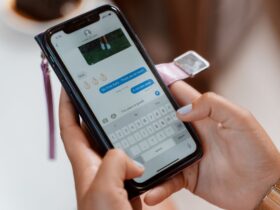 Smartphone met WhatsApp-chat waarin een bericht niet wil verzenden