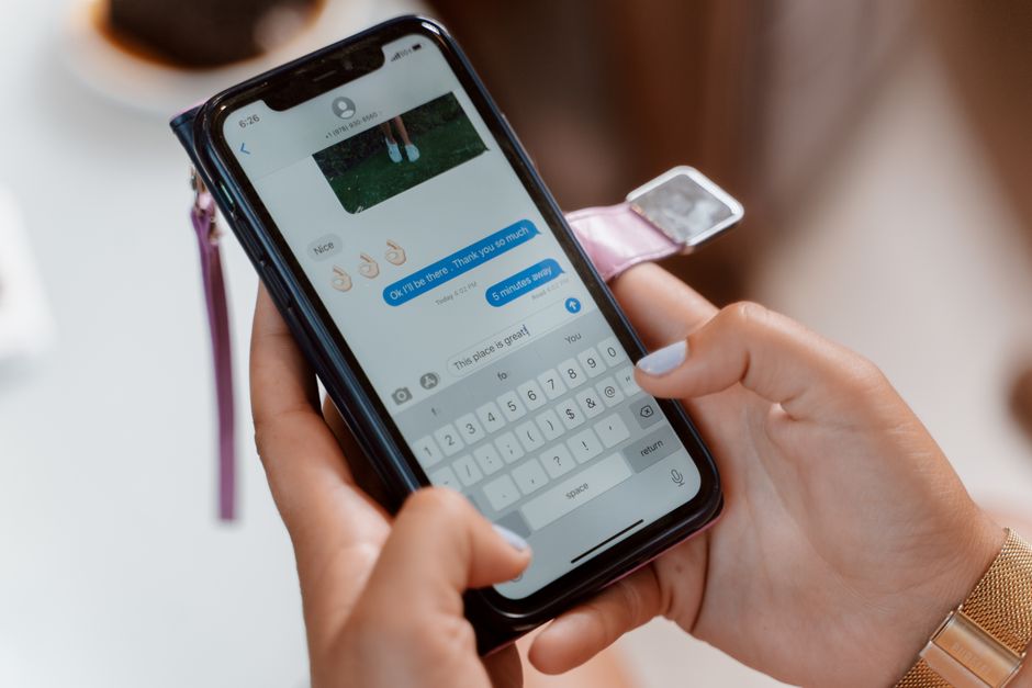 Smartphone met WhatsApp-chat waarin een bericht niet wil verzenden
