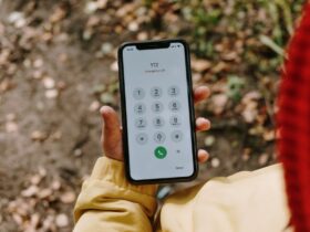 Smartphone met een gemiste oproep van een onbekend Belgisch nummer