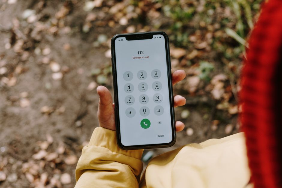 Smartphone met een gemiste oproep van een onbekend Belgisch nummer