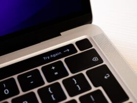 Laptop met Windows-activeringsscherm, iemand die een licentiekey controleert