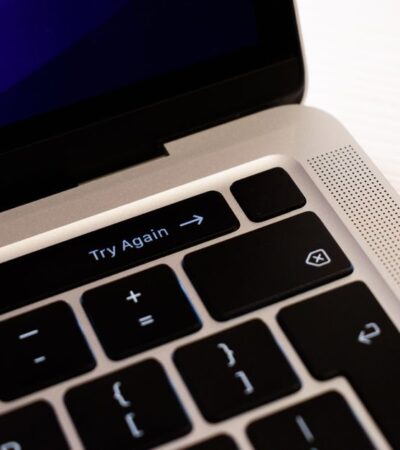 Laptop met Windows-activeringsscherm, iemand die een licentiekey controleert