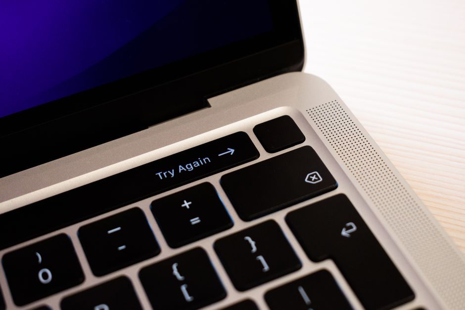 Laptop met Windows-activeringsscherm, iemand die een licentiekey controleert